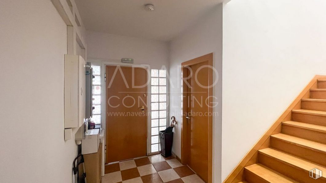 Nave en venta en Polígono Industrial Los Vallejos, Torres de la Alameda, Madrid, 28813 con madera, accesorio, interiorismo, suelo, suelos, edificio, planta de interior, puerta, madera dura y techo alrededor