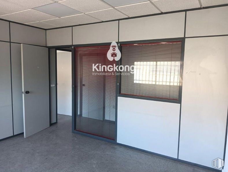 Industrial for sale at Zona industrial, Arganda del Rey, Madrid, 28500 with door, window, building, fixture, floor, flooring, automotive exterior, composite material, ceiling and glass around