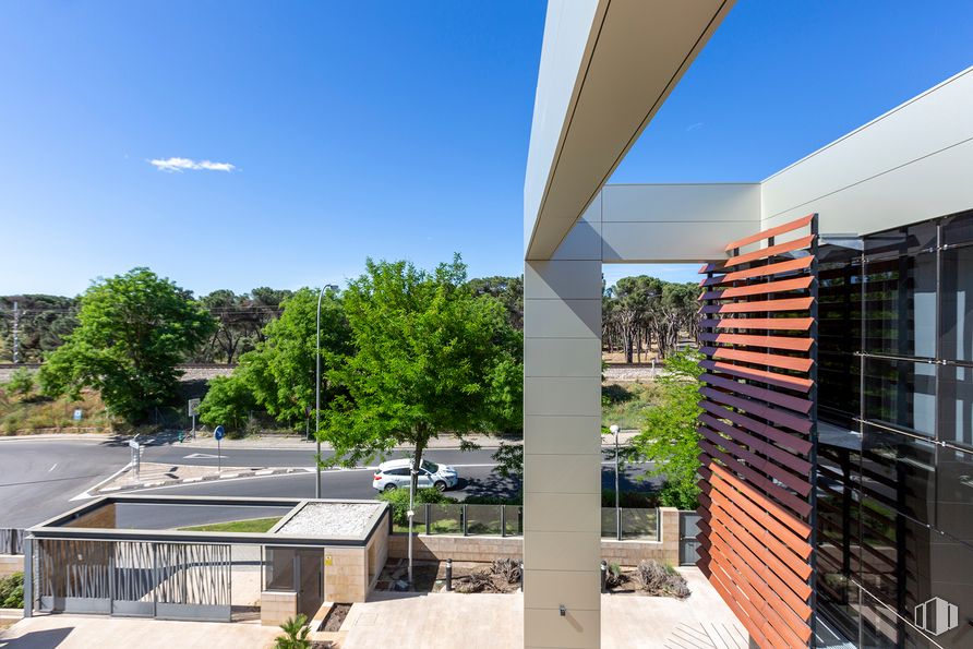 Oficina en alquiler en Edificio Spirit, Avenida Victoria, 32, Moncloa - Aravaca, Madrid, 28023 con cielo, planta, edificio, sombra, ventana, árbol, diseño urbano, nube, condominio y barrio alrededor