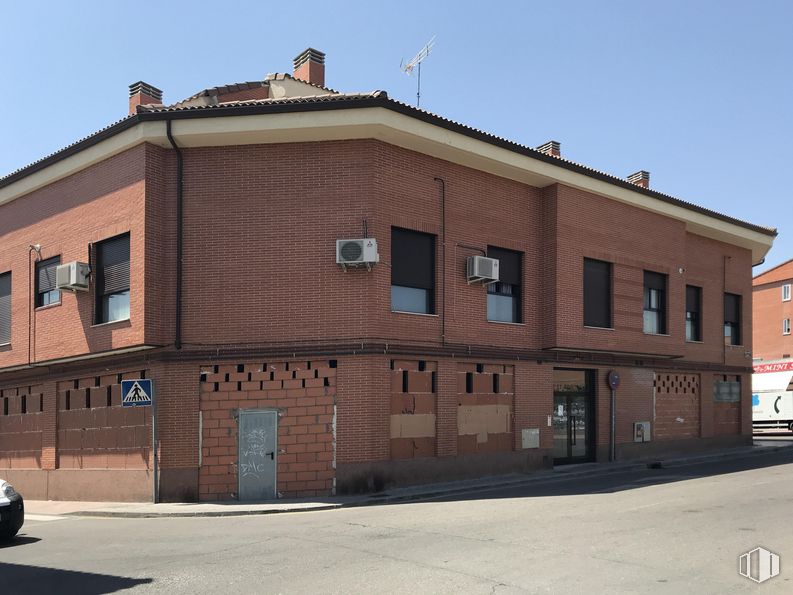 Local en venta en Avenida Venerable Madre María Antonia de la Misericordia, 17, Ciempozuelos, Madrid, 28350 con edificio, cielo, ventana, rueda, neumático, albañilería, vehículo, accesorio, ladrillo y edificio comercial alrededor