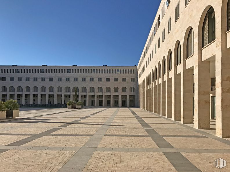 Retail for sale & for rent at Plaza Nueva, 13, Noblejas, Toledo, 45350 with building, sky, window, plant, road surface, flowerpot, facade, city, landmark and symmetry around