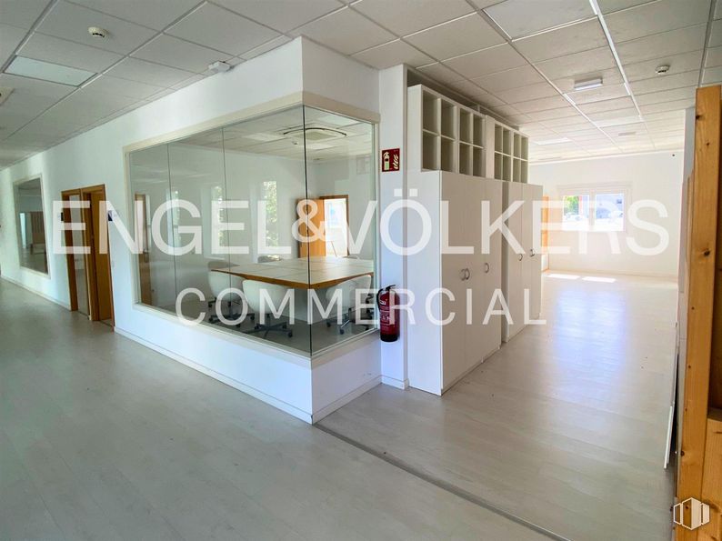 Oficina en alquiler en Calle Julián Camarillo, 38, San Blas - Canillejas, Madrid, 28037 con accesorio, interiorismo, diseño automovilístico, edificio, suelos, suelo, fuente, gafas, vidrio y techo alrededor