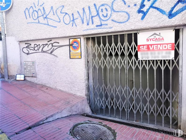 Local en venta en Calle Álvaro Muñoz, 7, San Sebastián de los Reyes, Madrid, 28700 con raqueta, escritura, infraestructura, edificio, superficie de la carretera, neumático de automoción, arte, espacio público, asfalto y fuente alrededor