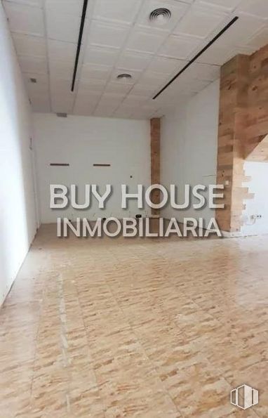 Retail for rent at Avenida Castilla La Mancha, Illescas, Toledo, 45200 with fixture, interior design, wood, flooring, floor, rectangle, beige, building material, composite material and font around