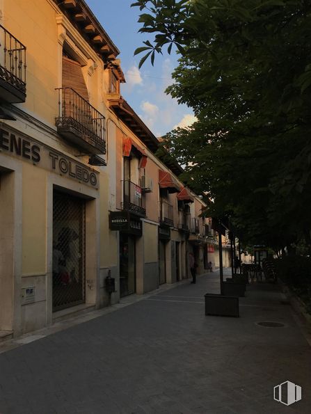 Local en alquiler en Calle Stuart, 63, Aranjuez, Madrid, 28300 con cielo, superficie de la carretera, árbol, ventana, barrio, puerta, fachada, tintes y matices, carretera y ciudad alrededor