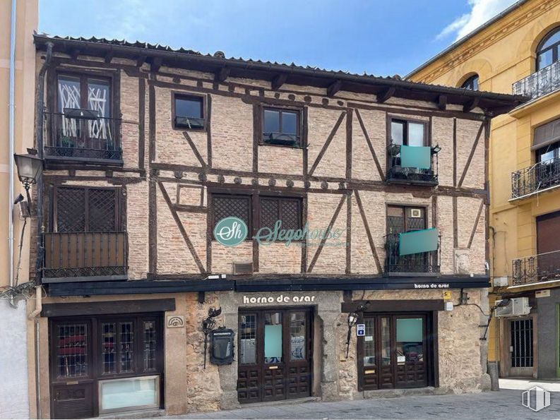 Retail for sale at Calle Cronista Lecea, Segovia, 40001 with window, sky, building, fixture, residential area, facade, urban design, city, road and door around