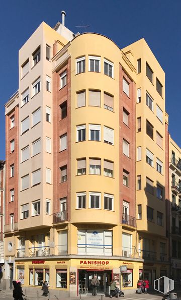 Oficina en alquiler en Calle Estudios, 9, Centro, Madrid, 28012 con edificio, cielo, día, propiedad, fotografía, ventana, bloque de torre, diseño urbano, condominio y área residencial alrededor