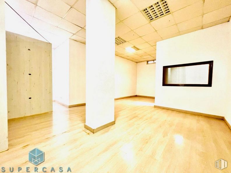 Retail for sale & for rent at Ronda Buenavista, Toledo, 04005 with picture frame, lighting, property, wood, building, hall, flooring, fixture, floor and wood stain around