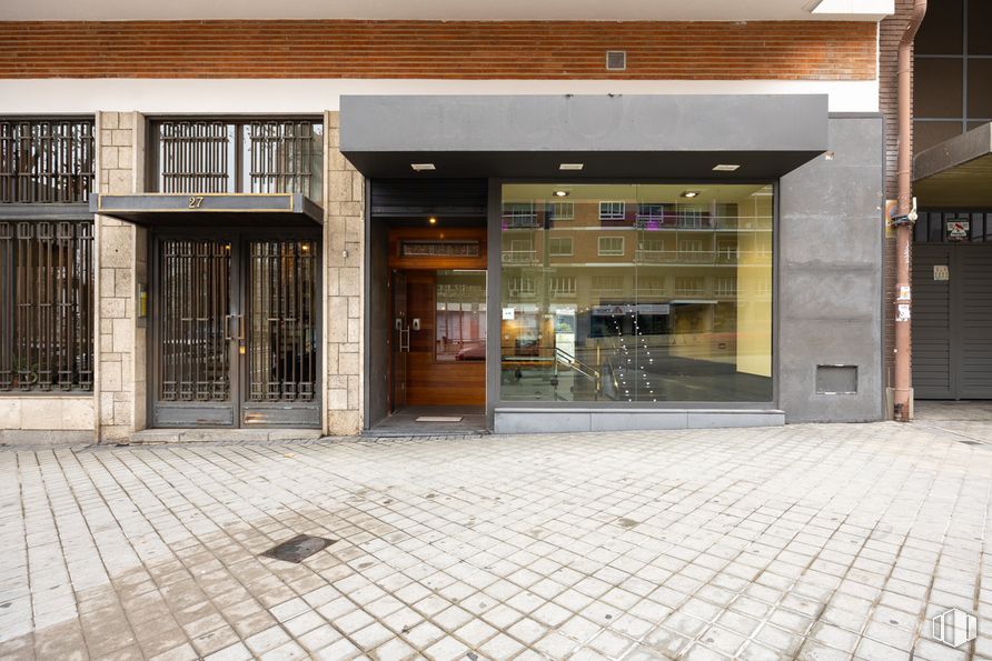 Retail for sale at Paseo San Francisco de Sales, 27, Chamberí, Madrid, 28003 with door, window, road surface, building, brick, public space, sidewalk, city, flooring and facade around