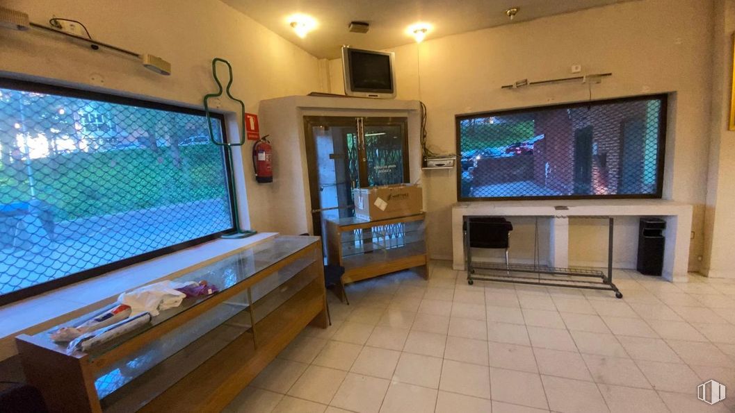 Retail for sale at Calle Cardenal González Mendoza, 3, Guadalajara, 19001 with television, cabinetry, lighting, interior design, building, floor, flooring, window, machine and leisure around