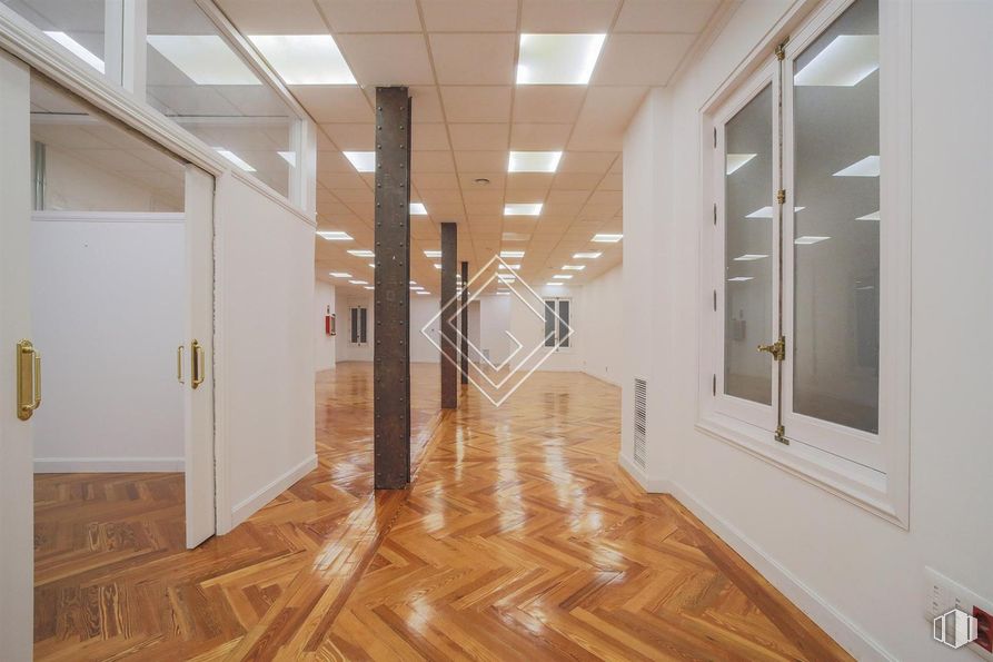 Oficina en alquiler en Calle Alcalá, Retiro, Madrid, 28014 con accesorio, madera, hall, interiorismo, arquitectura, suelos, suelo, pared, tinte para madera y suelo laminado alrededor