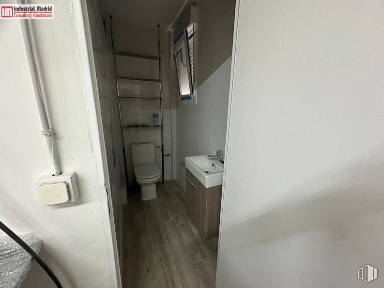 Industrial for sale at Polígono Industrial El Guijar, Arganda del Rey, Madrid, 28500 with toilet, sink, bathroom cabinet, window, building, plumbing fixture, tap, door, wood and house around