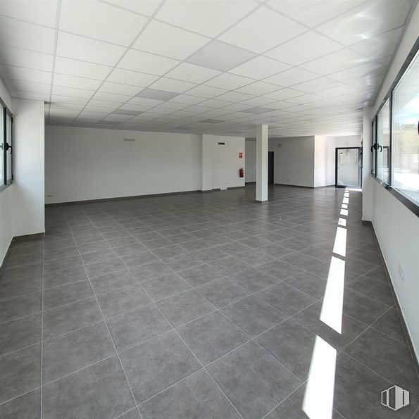 Nave en alquiler y venta en Calle de los Picos de Urbión, Illescas, Toledo, 45200 con accesorio, hall, suelo, suelos, ventana, material compuesto, techo, material de construcción, espacio y hormigón alrededor