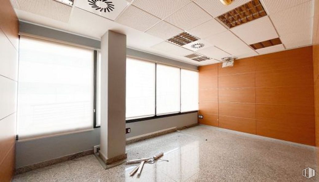 Oficina en venta en Edificio Apolo, Calle Pollensa, 2, Las Rozas de Madrid, Madrid, 28230 con persiana de la ventana, ventana, accesorio, interiorismo, sombra, madera, suelos, suelo, edificio y hall alrededor