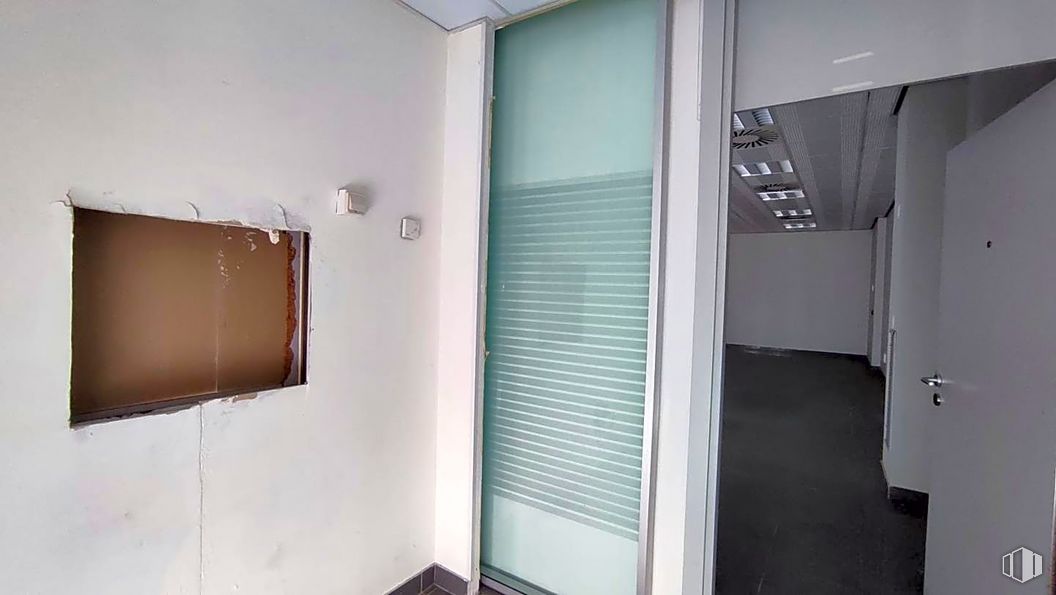 Retail for sale at Calle Jardines, Villanueva de Perales, Madrid, 28609 with window blind, building, fixture, door, wood, shade, interior design, flooring, floor and material property around