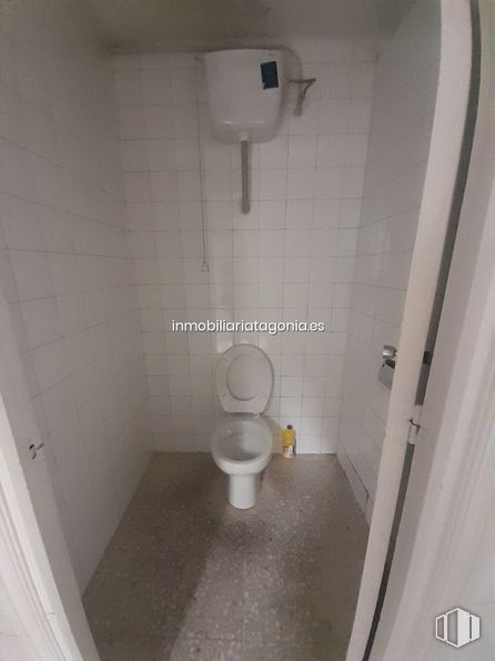 Industrial for rent at Zona Polígono Industrial, Arganda del Rey, Madrid, 28500 with toilet, plumbing fixture, toilet seat, bathroom, paper towel holder, fixture, toilet roll holder, plumbing, floor and flooring around