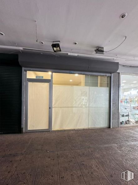 Retail for sale & for rent at Calle Carretería, Cuenca, 16002 with door, wood, floor, flooring, shade, gas, hardwood, ceiling, facade and concrete around