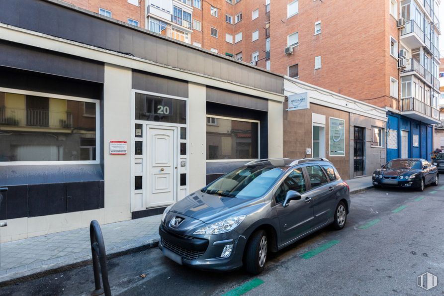 Local en alquiler en Calle Marqués de Leis, 20, Tetuán, Madrid, 28020 con coche, neumático, rueda, puerta, ventana, exterior del automóvil, iluminación del automóvil, luz de estacionamiento, apartamento y coche familiar alrededor