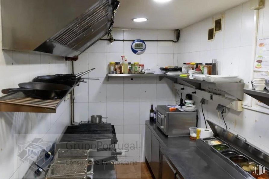 Retail for rent at Zona Palos de Moguer, Arganzuela, Madrid, 28045 with countertop, building, kitchen, interior design, wood, kitchen appliance, real estate, gas, exhaust hood and kitchen stove around