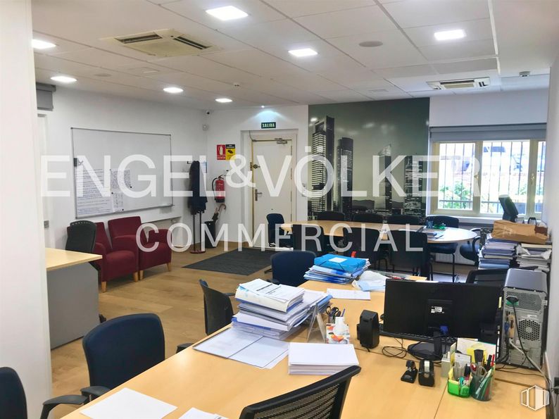 Local en venta en Calle Sangenjo, 16, Fuencarral - El Pardo, Madrid, 28034 con pantalla de ordenador, silla, mesa, mueble, mesa, edificio, escritorio, alumbrado, interiorismo y escritorio del ordenador alrededor