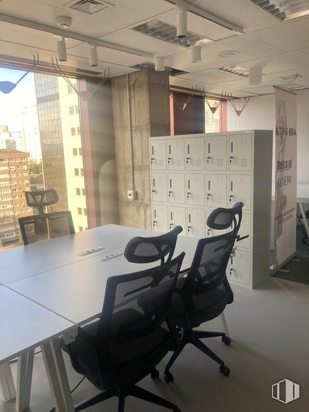 Oficina en alquiler en Edificio Bronce, Avenida Burgos, 8 A, Chamartín, Madrid, 28036 con silla, mesa, mesa, mueble, propiedad, silla de oficina, interiorismo, edificio, suelos y suelo alrededor