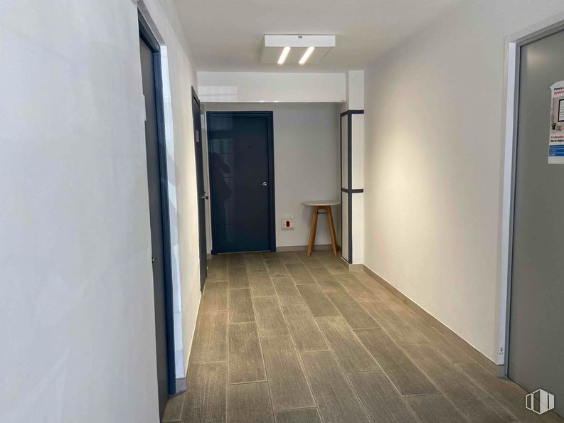 Nave en alquiler y venta en Zona Industrial Alcobendas, Alcobendas, Madrid, 28108 con puerta, mueble, accesorio, madera, hall, suelo, suelos, madera dura, suelo de baldosas y techo alrededor