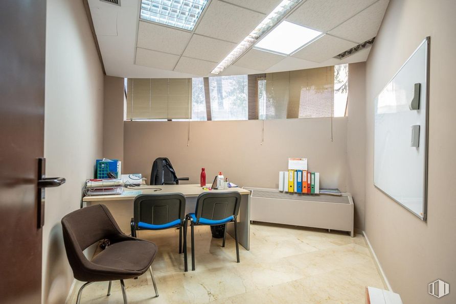 Office for sale at Zona Auditorio, Las Rozas de Madrid, Madrid, 28230 with chair, door, furniture, interior design, flooring, office chair, floor, table, desk and lighting around