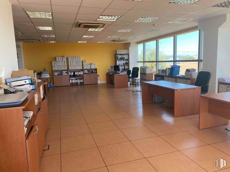 Nave en alquiler y venta en Zona industrial, Leganés, Madrid, 28914 con escritorio, silla, mueble, mesa, accesorio, suelo, suelos, hall, madera y edificio alrededor