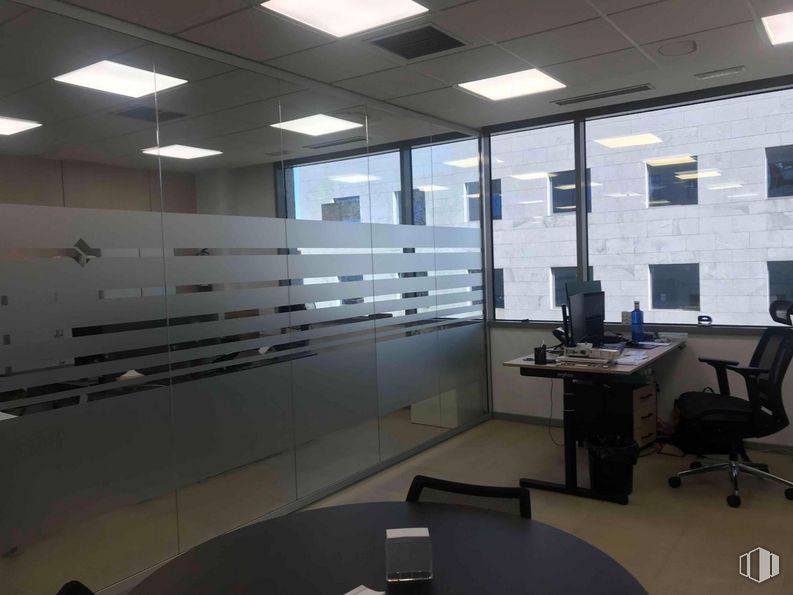 Oficina en alquiler en Zona empresarial, San Sebastián de los Reyes, Madrid, 28700 con mesa, silla, mesa, mueble, escritorio, interiorismo, edificio, arquitectura, accesorio y suelo alrededor