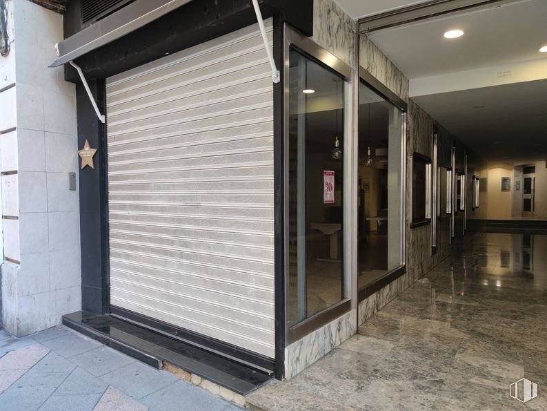 Retail for sale at Calle San Francisco, 21, Talavera de la Reina, Toledo, 45600 with window blind, building, fixture, shade, wood, composite material, facade, window, automotive exterior and house around