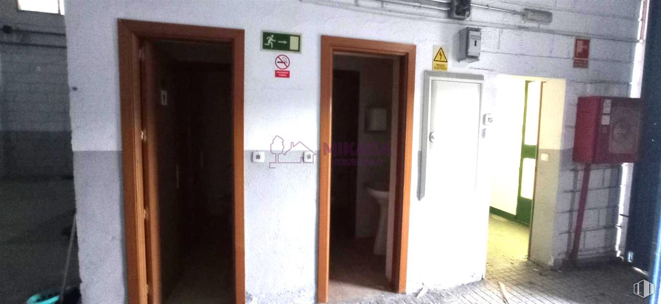 Industrial for sale at Calle Cámara de la Industria, Móstoles, Madrid, 28938 with door, floor, flooring, hardwood and wood stain around