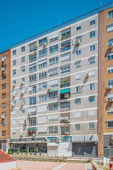 Local en alquiler en Avenida General Perón, 6, Tetuán, Madrid, 28020 con edificio, cielo, durante el día, ventana, bloque de pisos, diseño urbano, condominio, barrio, zona residencial y edificio comercial alrededor