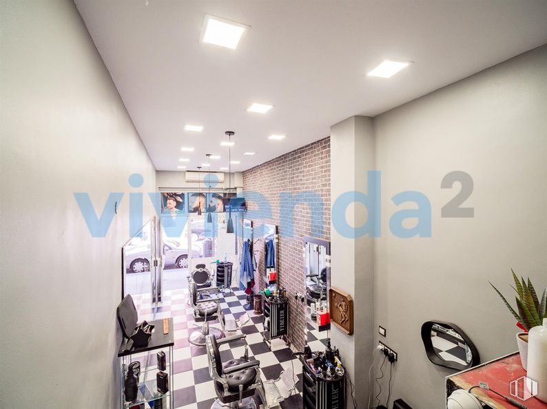 Local en venta en Calle Hermanos Machado, Ciudad Lineal, Madrid, 28017 con silla, planta de interior, alumbrado, planta, diseño automovilístico, interiorismo, edificio, maceta, arquitectura y accesorio alrededor