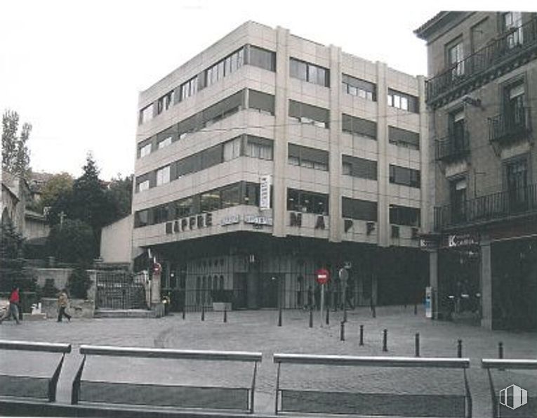 Office for rent at Calle Gobernador Fernández Jiménez, Segovia, 40001 with building, bench, window, sky, urban design, tree, neighbourhood, residential area, facade and condominium around