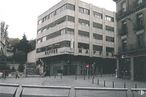 Office for rent at Calle Gobernador Fernández Jiménez, Segovia, 40001 with building, bench, window, sky, urban design, tree, neighbourhood, residential area, facade and condominium around