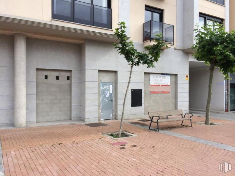 Retail for sale at Paseo Don Carmelo, 26, Ávila, 05001 with bench, window, door, building, outdoor bench, fixture, road surface, wood, urban design and residential area around