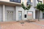 Local en venta en Paseo Don Carmelo, 26, Ávila, 05001 con mesa de trabajo, ventana, puerta, edificio, banco exterior, accesorio, superficie de la carretera, madera, diseño urbano y zona residencial alrededor