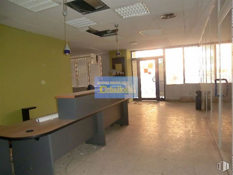 Retail for rent at Avenida Castilla, Guadalajara, 19002 with desk, lighting, table, building, floor, flooring, ceiling, hall, chair and event around