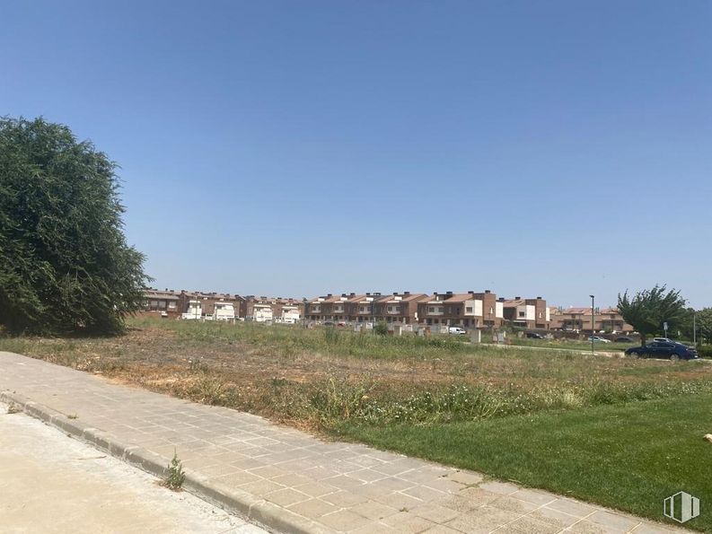 Land for sale at Calle Extremadura, Marchamalo, Guadalajara, 19180 with building, sky, plant, land lot, tree, road surface, asphalt, natural landscape, grass and rural area around