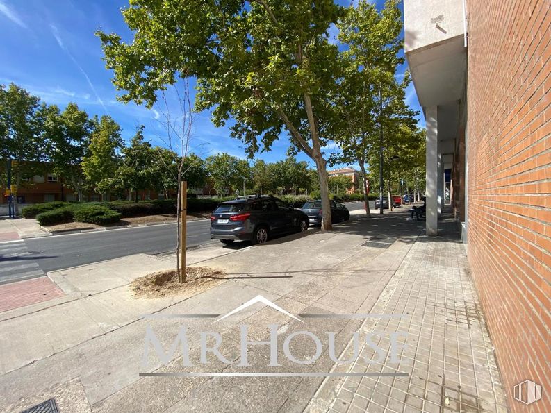 Local en alquiler y venta en Avenida Reina Sofía, Leganés, Madrid, 28919 con coche, edificio, cielo, planta, superficie de la carretera, árbol, sombra, vehículo, asfalto y diseño urbano alrededor