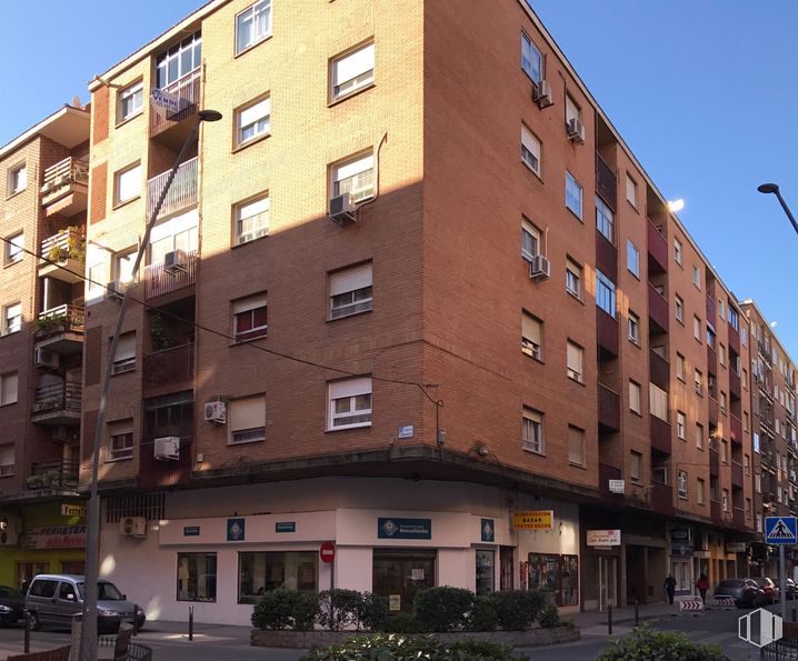 Retail for rent at Calle Ángel Alcázar, 56, Talavera de la Reina, Toledo, 45600 with car, building, sky, window, property, plant, street light, fixture, wheel and urban design around