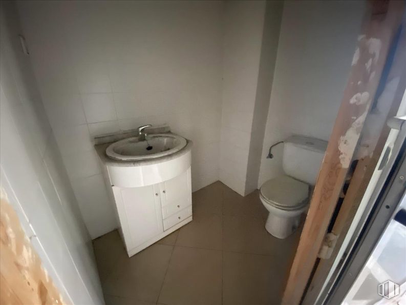 Retail for sale at Calle Estroncio, Villaverde, Madrid, 28021 with toilet, sink, bathroom cabinet, cabinetry, toilet seat, plumbing fixture, bathroom sink, bathroom, flooring and plumbing around