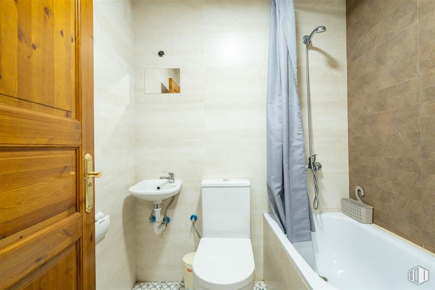 Industrial for sale & for rent at Calle Fontaneros, Villaviciosa de Odón, Madrid, 28670 with toilet, door, sink, plumbing fixture, property, tap, bathroom, building, purple and interior design around