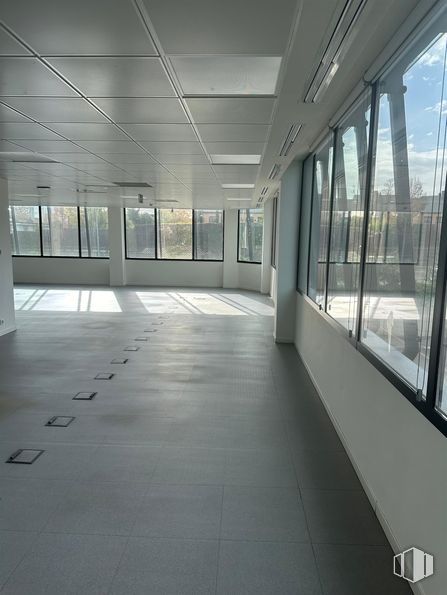 Oficina en alquiler en Calle Gobelas, 15, Moncloa - Aravaca, Madrid, 28023 con ventana, lámpara, suelo, suelos, techo, interiorismo, material compuesto, vidrio, edificio comercial y metal alrededor