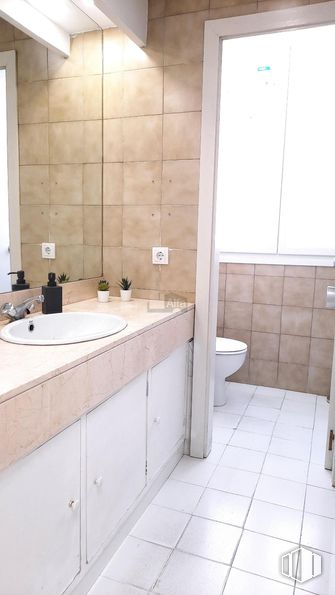 Office for rent at Calle Doctor Esquerdo, Retiro, Madrid, 28009 with toilet, window, sink, bathroom sink, flooring, bathroom, plumbing fixture, floor, wall and interior design around