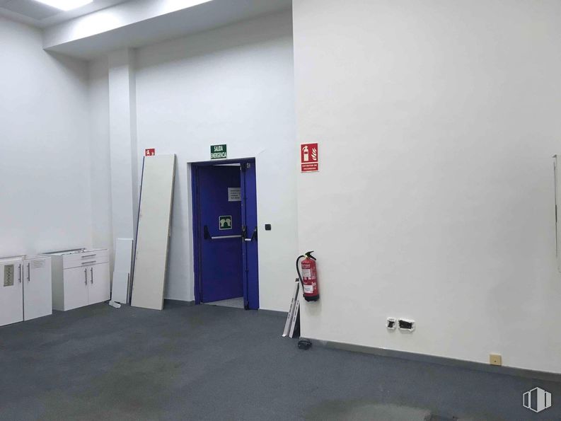 Oficina en alquiler en Zona empresarial, San Sebastián de los Reyes, Madrid, 28703 con puerta, suelos, suelo, techo, vidrio, aluminio, limpieza, pintura, puerta de casa y suelo de baldosas alrededor