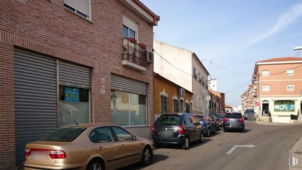 Retail for sale at Calle Ugena, Yuncos, Toledo, 45210 with car, window, building, automotive parking light, wheel, tire, land vehicle, vehicle, sky and infrastructure around