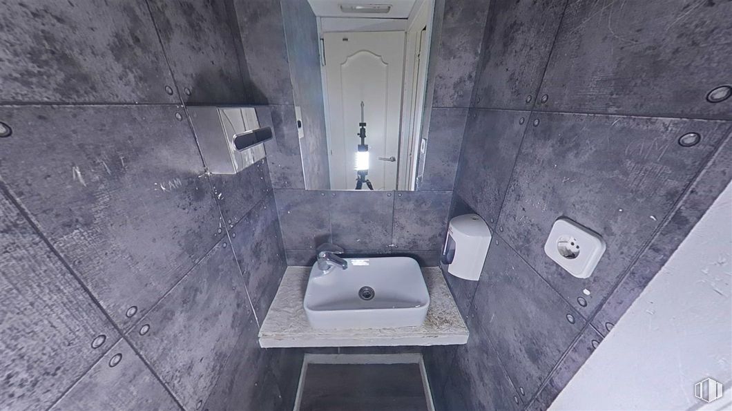 Retail for sale at Calle Tapia de Casariego, Moncloa - Aravaca, Madrid, 28023 with sink, plumbing fixture, grey, silver, bathroom, tile, plumbing, daylighting, tap and marble around