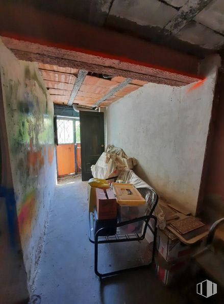 Retail for sale at Calle Marquesa de Torrelaguna, Torrelaguna, Madrid, 28180 with table, couch, wood, flooring, floor, paint, tints and shades, art, ceiling and window around