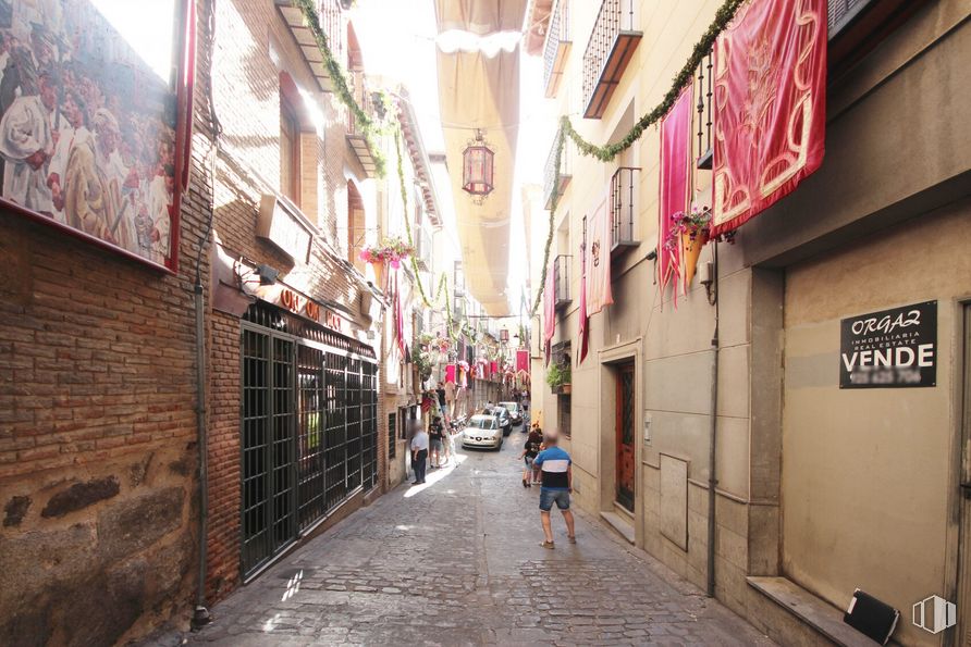 Retail for sale at Calle Alfileritos, 21, Toledo, 45003 with person, infrastructure, window, building, road surface, alley, neighbourhood, plant, road and thoroughfare around